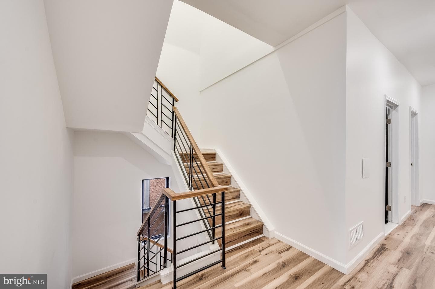 111 W Sharpnack Street photo 16