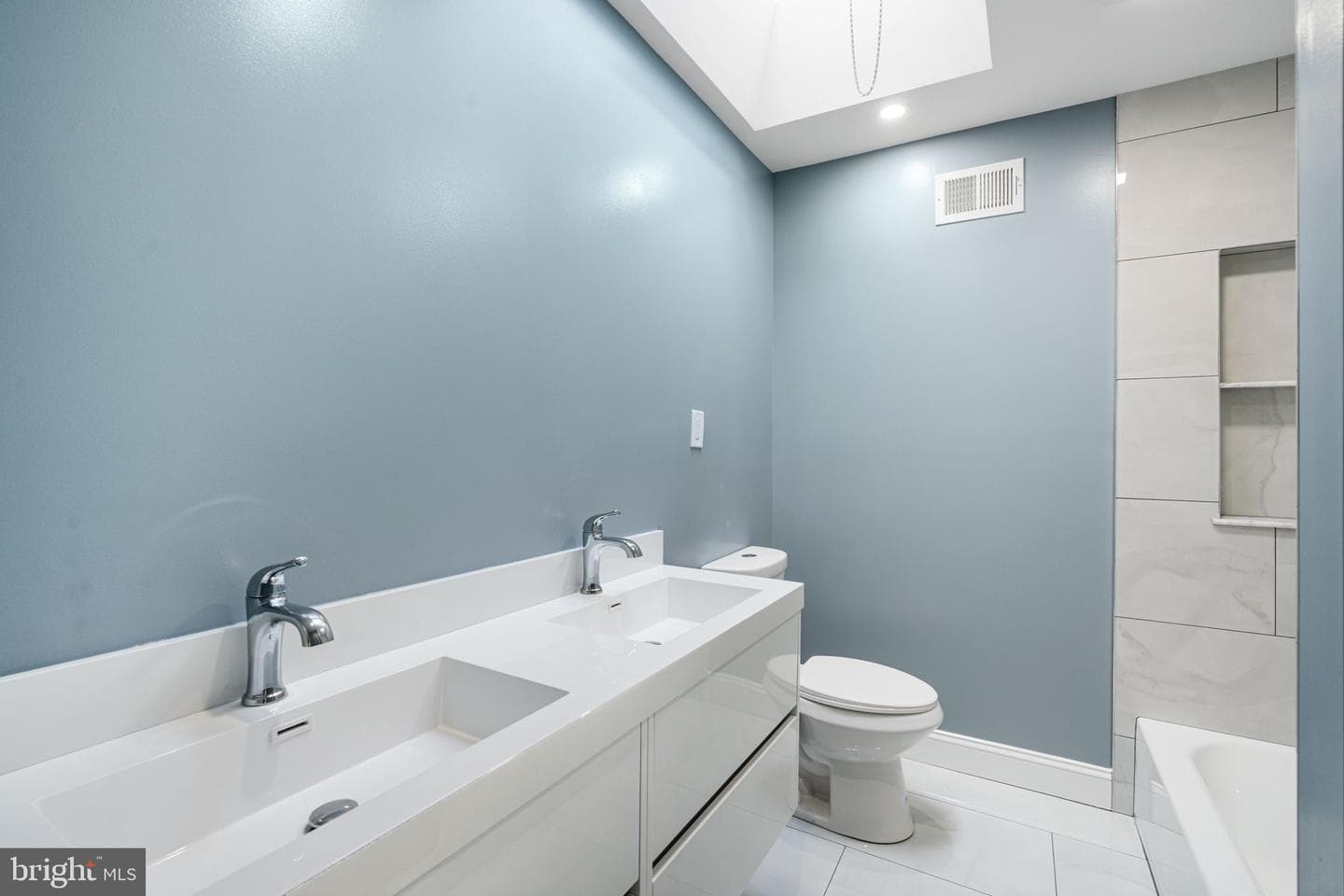 7705 Pickering Avenue photo 13