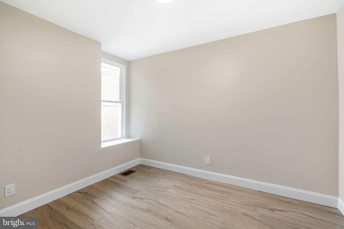 7705 Pickering Avenue photo 15