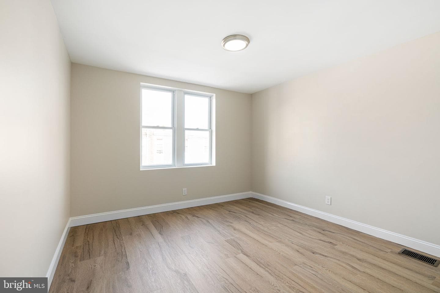 7705 Pickering Avenue photo 18