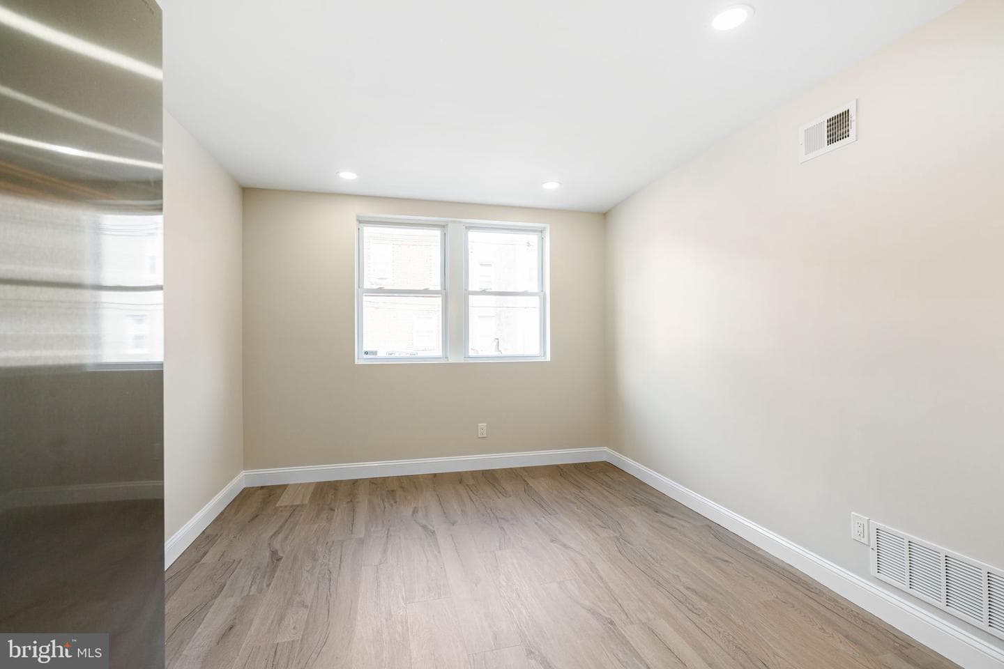 7705 Pickering Avenue photo 8