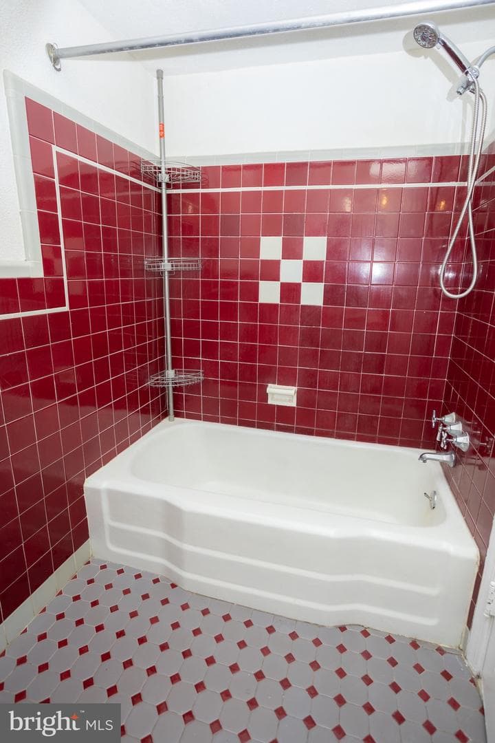 6911 Oxford Avenue photo 10