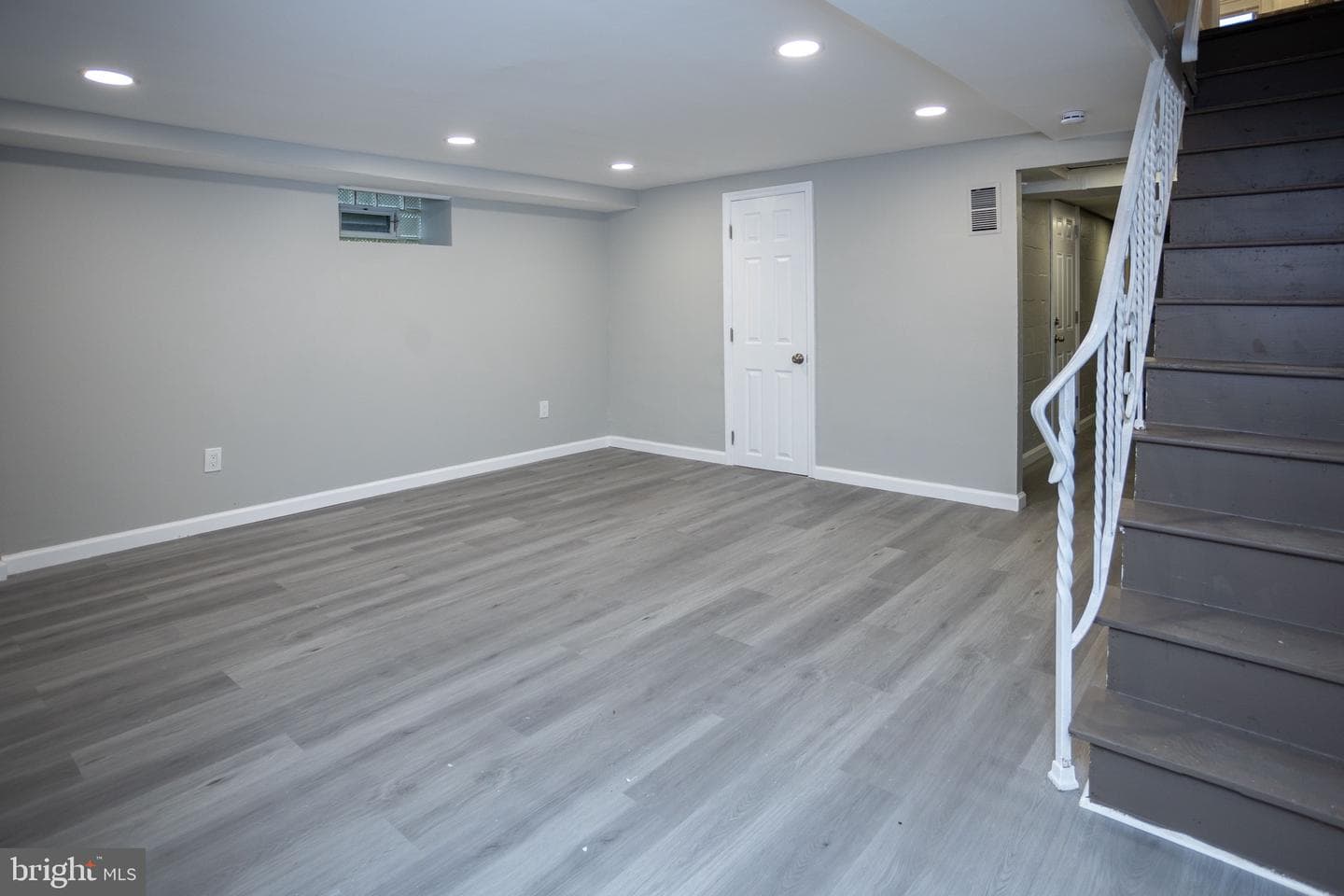 6911 Oxford Avenue photo 17