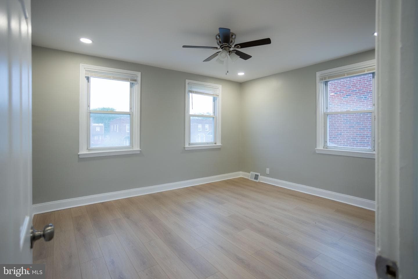 6911 Oxford Avenue photo 9