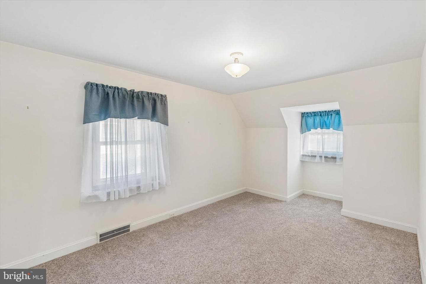 478 Aurania Street photo 31