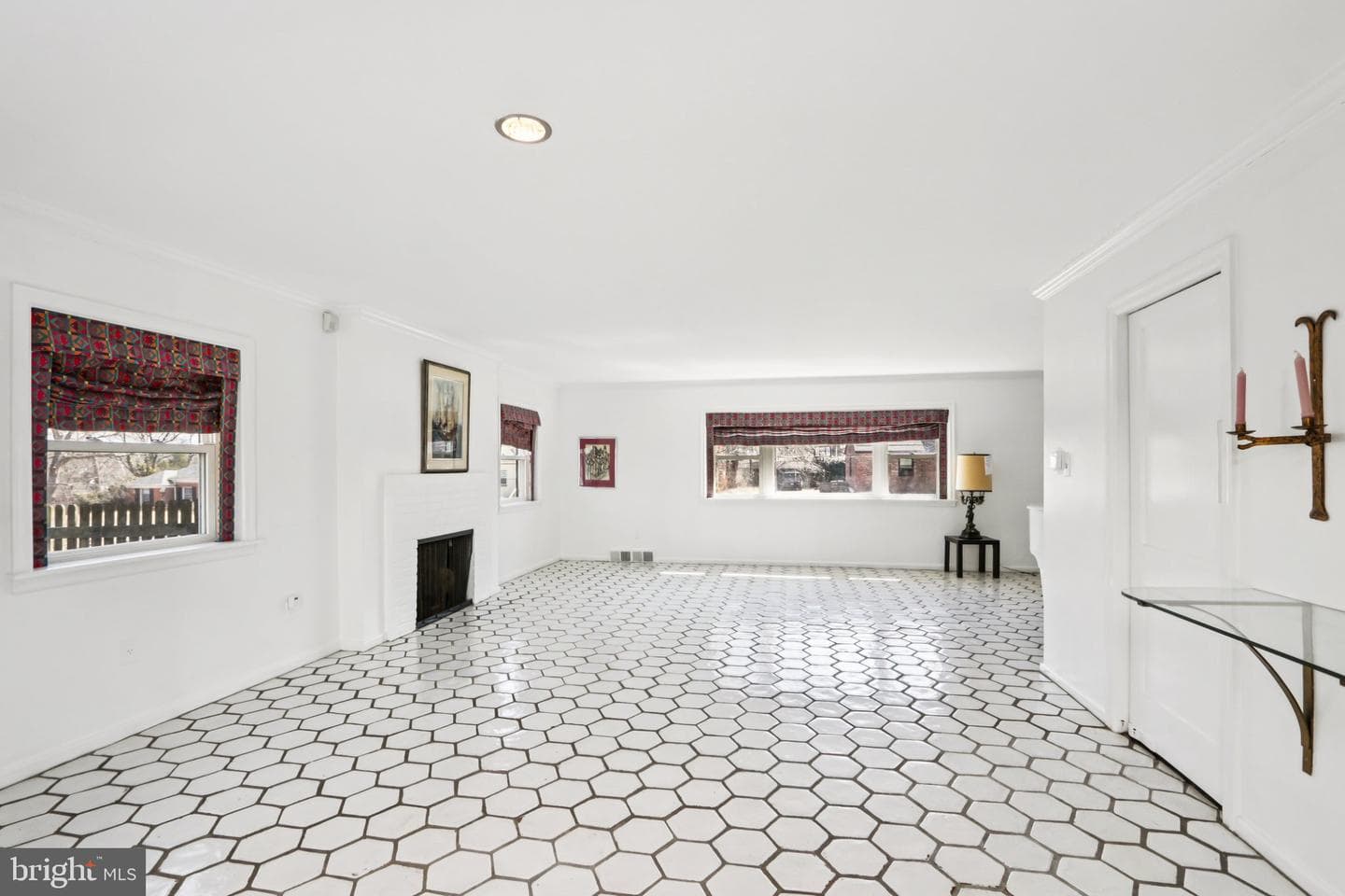 605 Arbutus Street photo 9