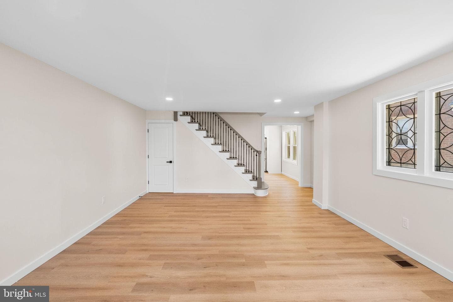 942 E Dorset Street photo 14