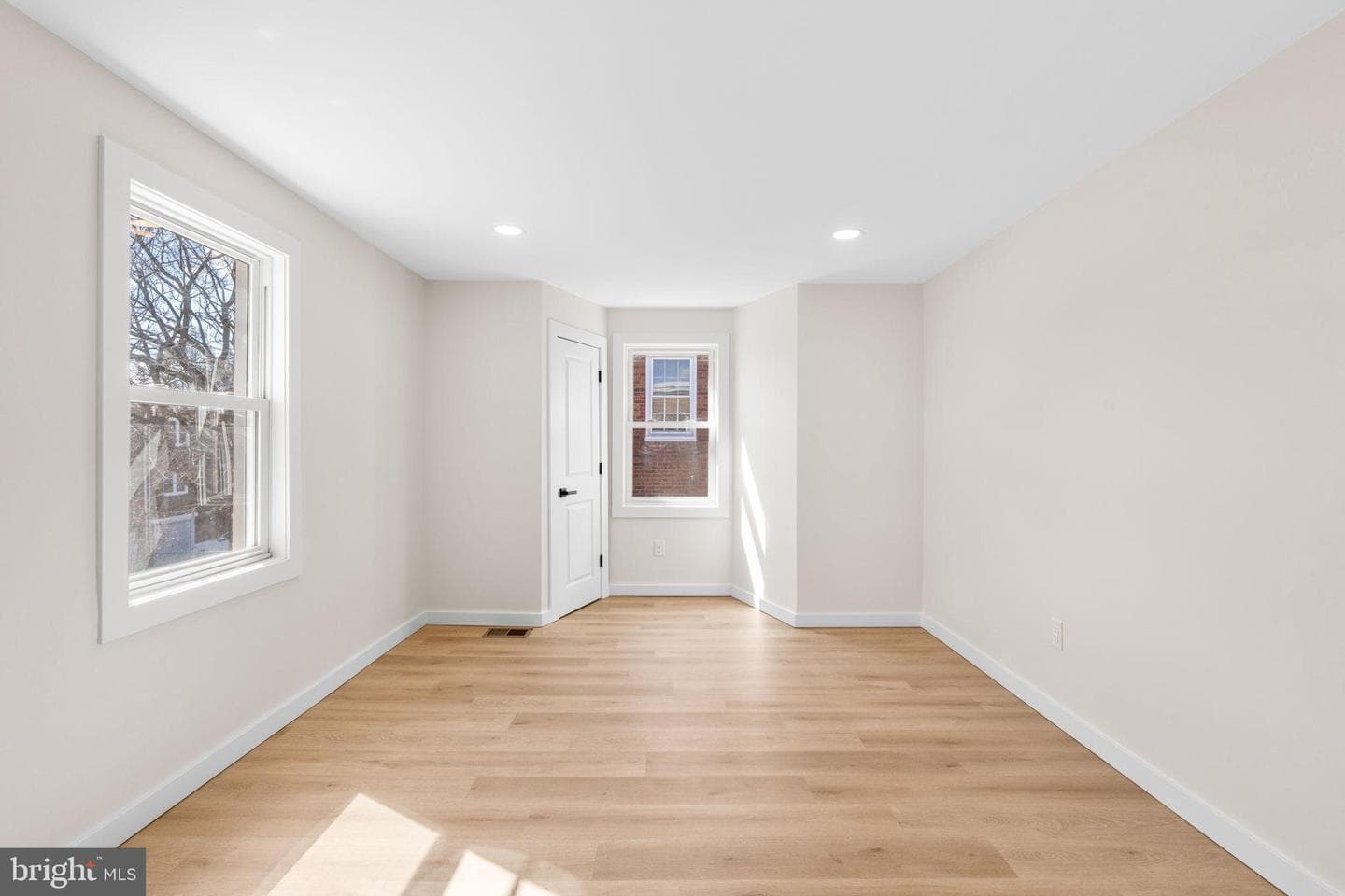 942 E Dorset Street photo 18