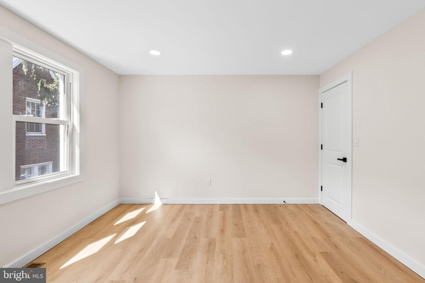 942 E Dorset Street photo 20
