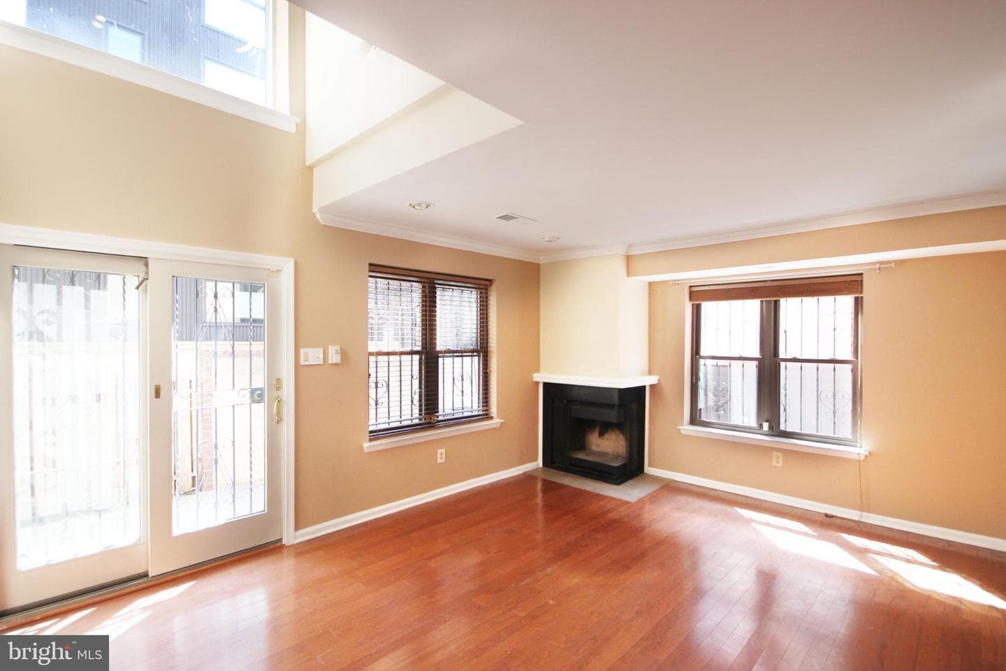 2128 Appletree Street photo 4