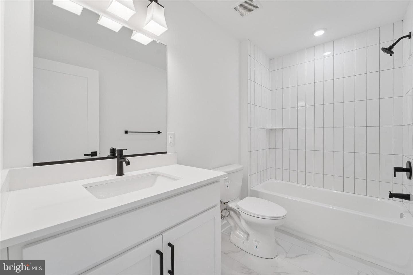 2132 E Rush Street photo 17