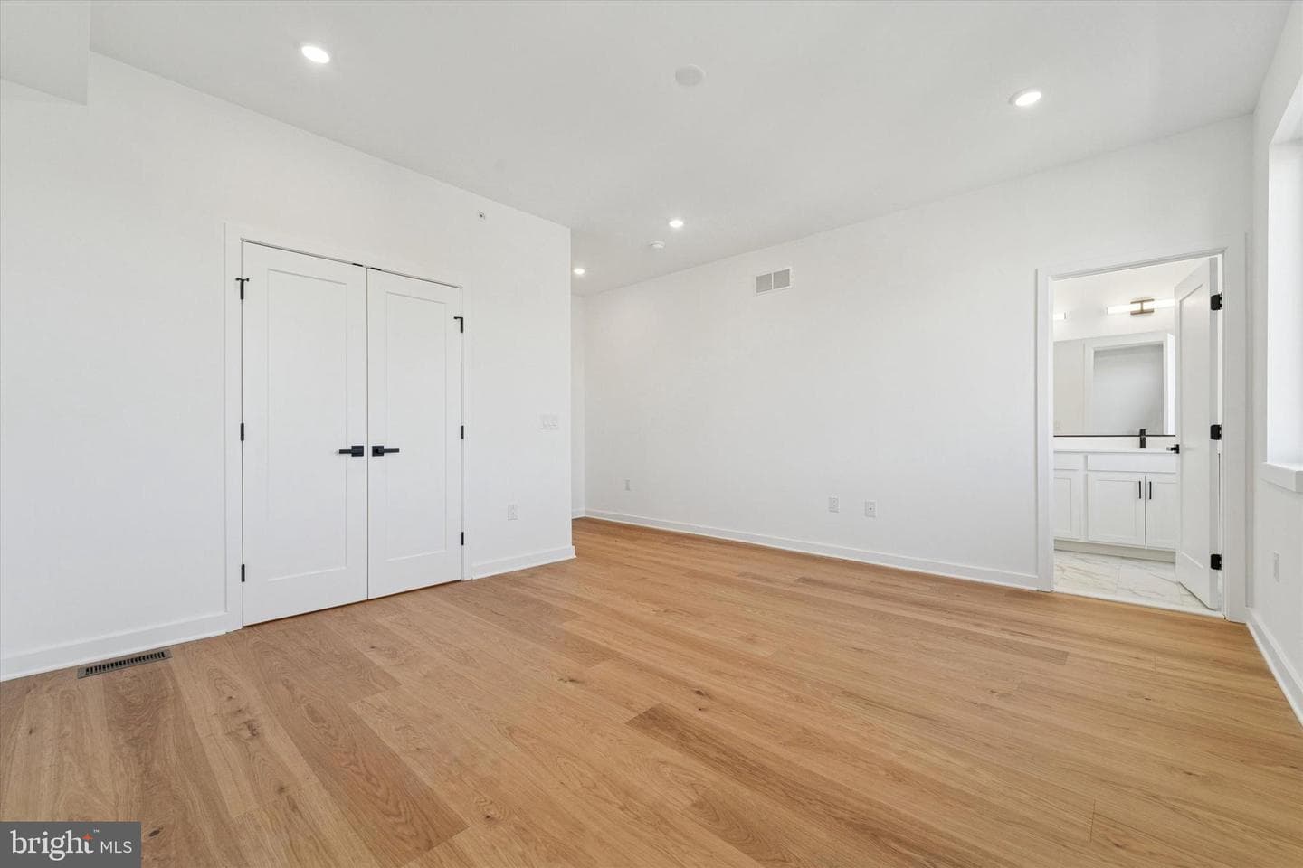 2132 E Rush Street photo 19