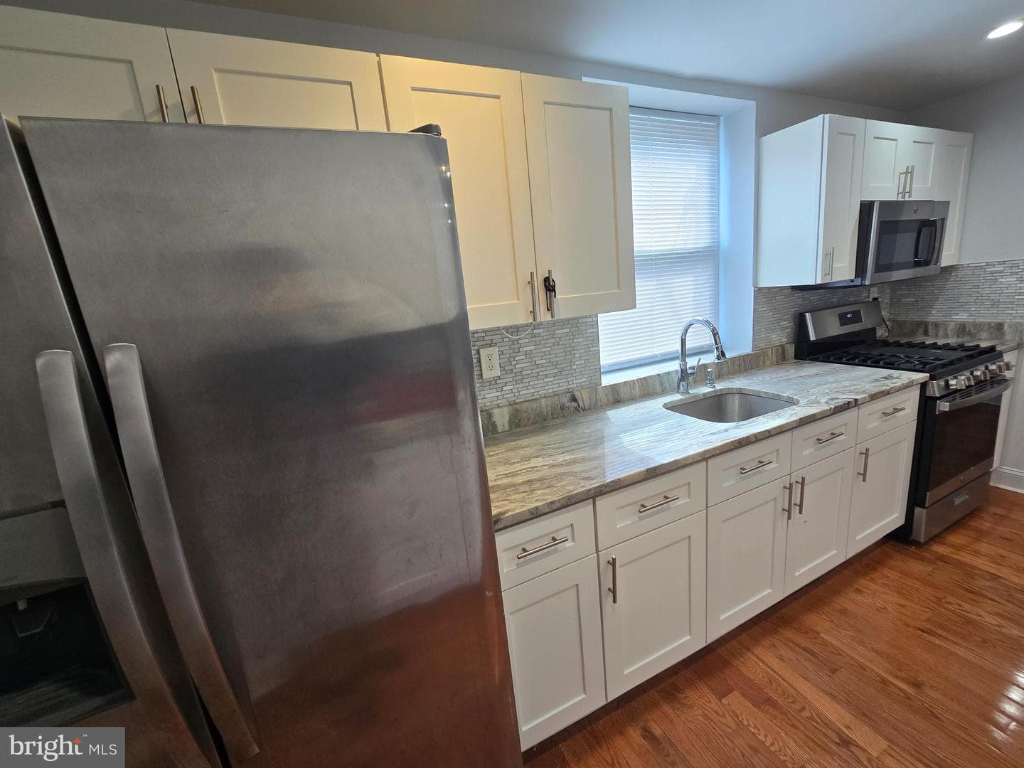 2254 Pratt Street photo 5