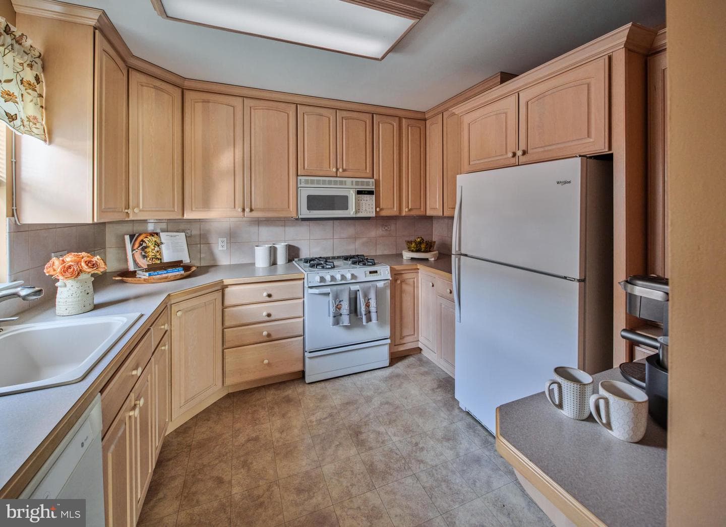 529 Strahle Street photo 4