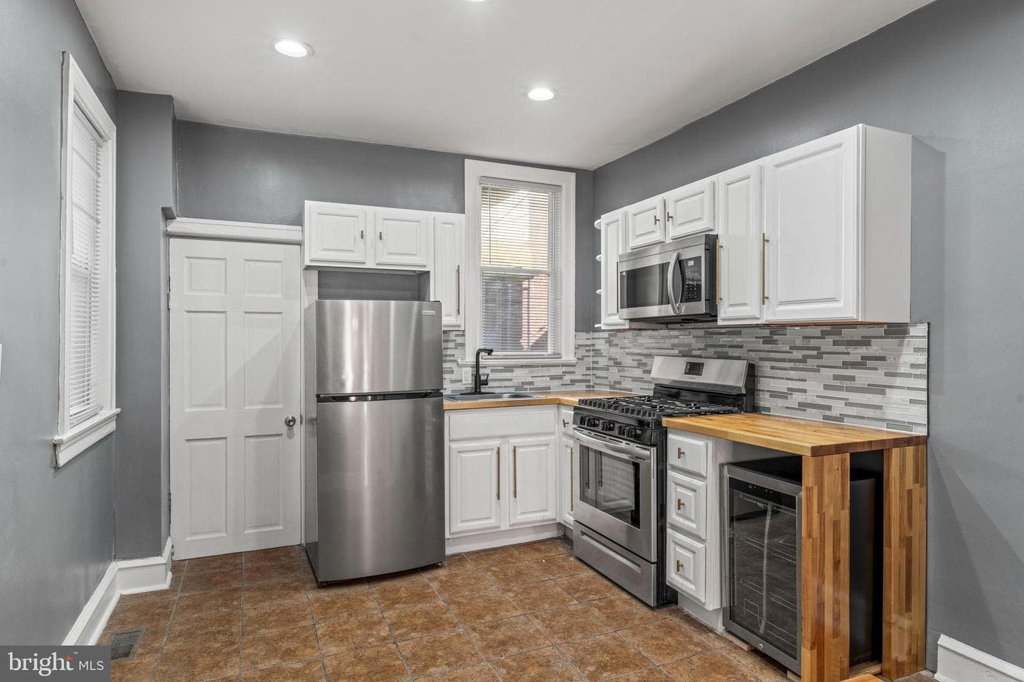 5708 N Woodstock Street photo 11