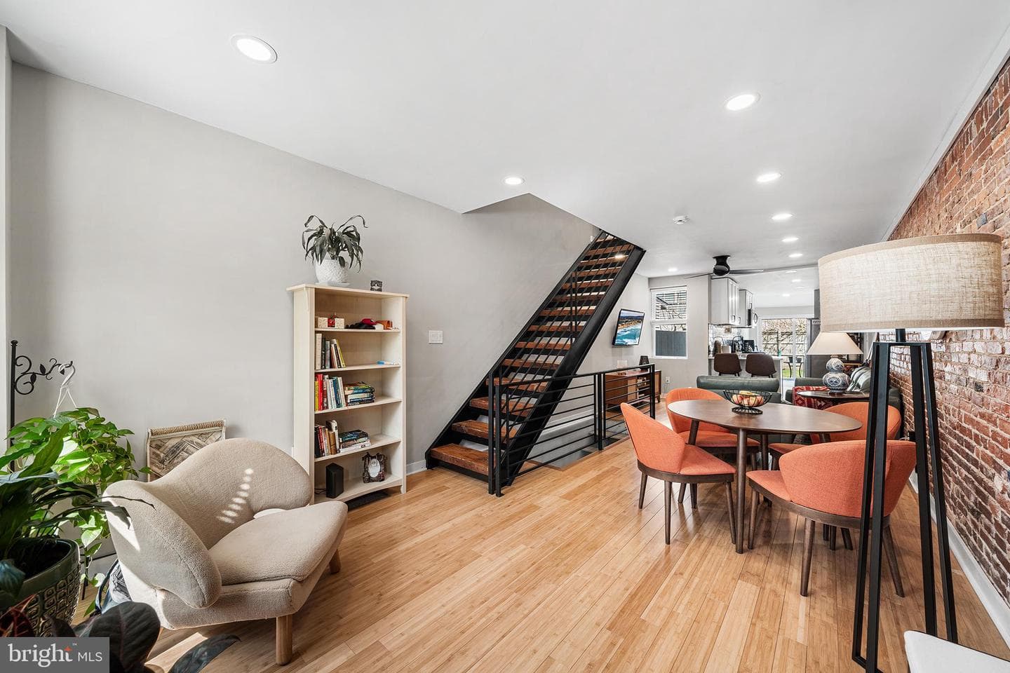 2037 E Fletcher Street photo 3