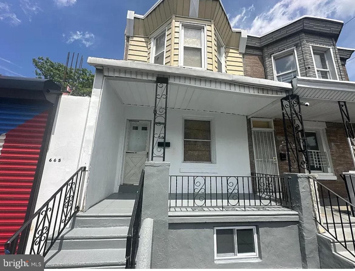 667 E Thayer Street photo 1