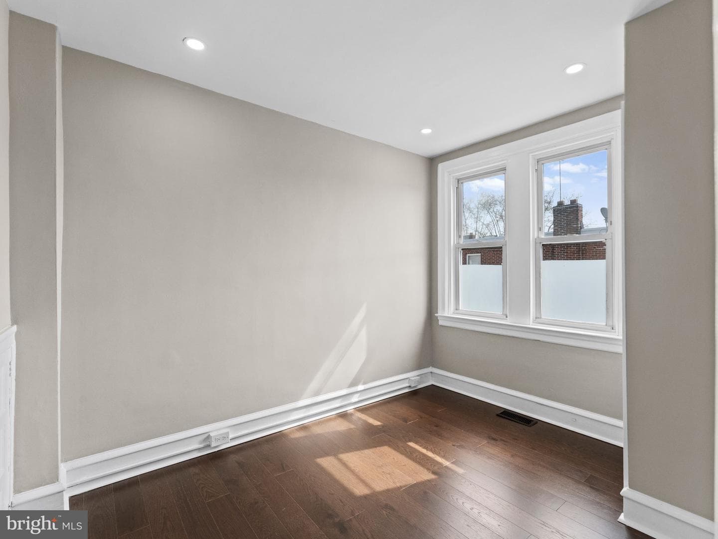 5921 Elsinore St photo 15
