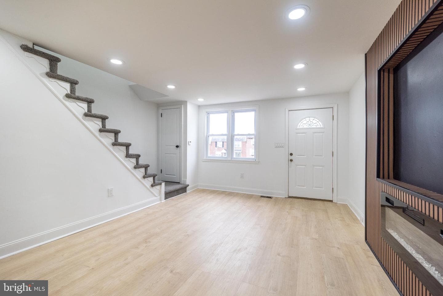 1371 Westbury Drive photo 3