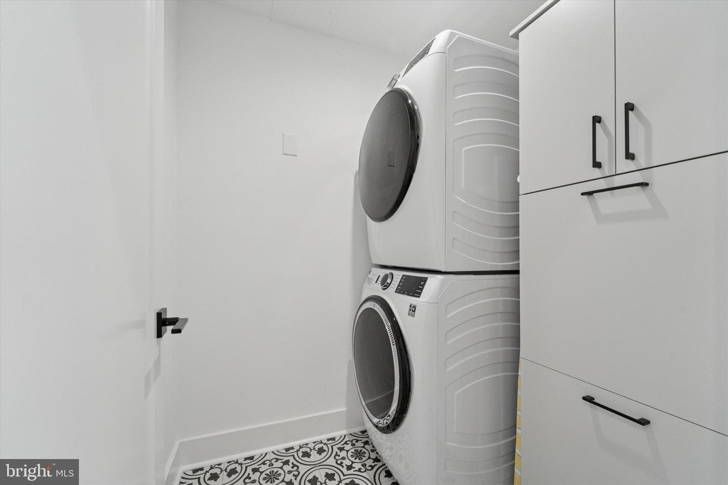 73 E Sharpnack Street photo 24