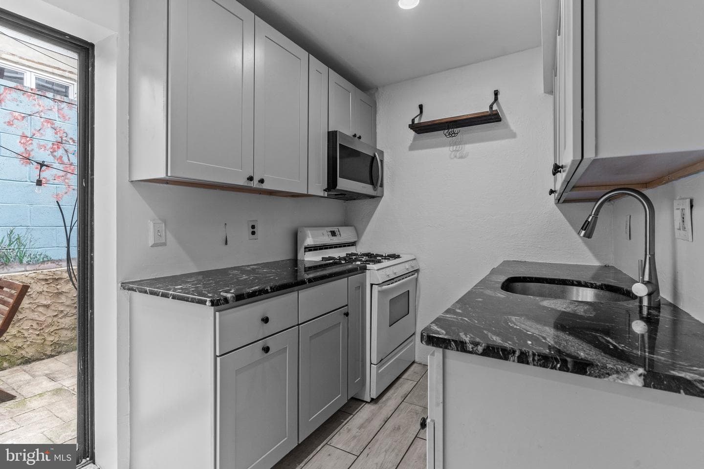 889 N Lecount Street photo 10