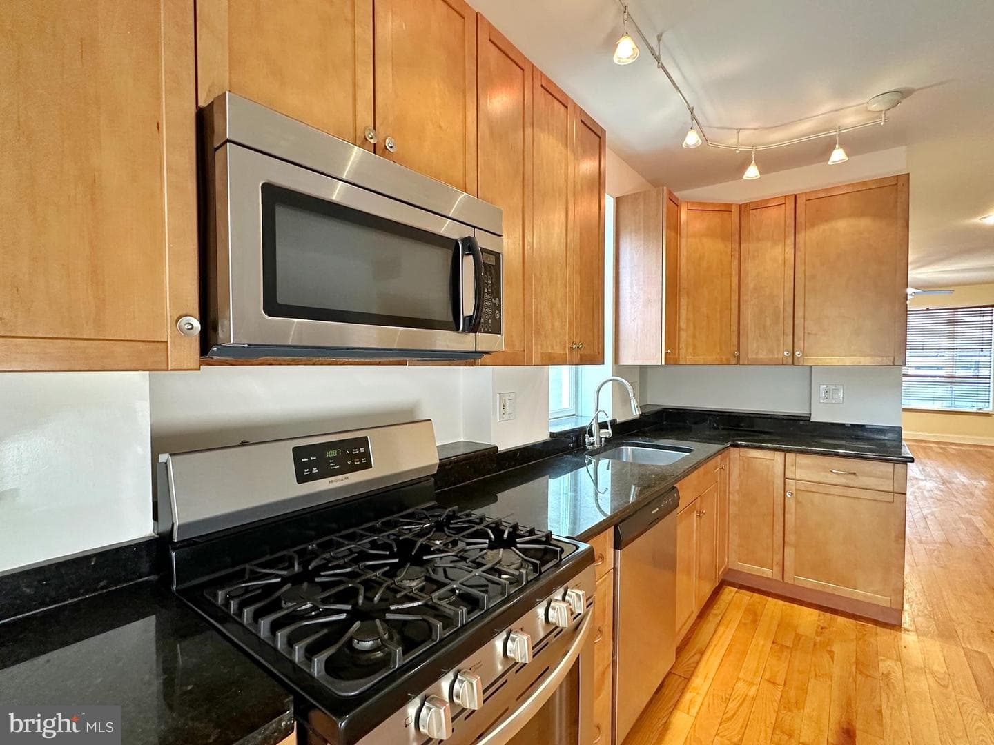 1108 E Oxford Street photo 45