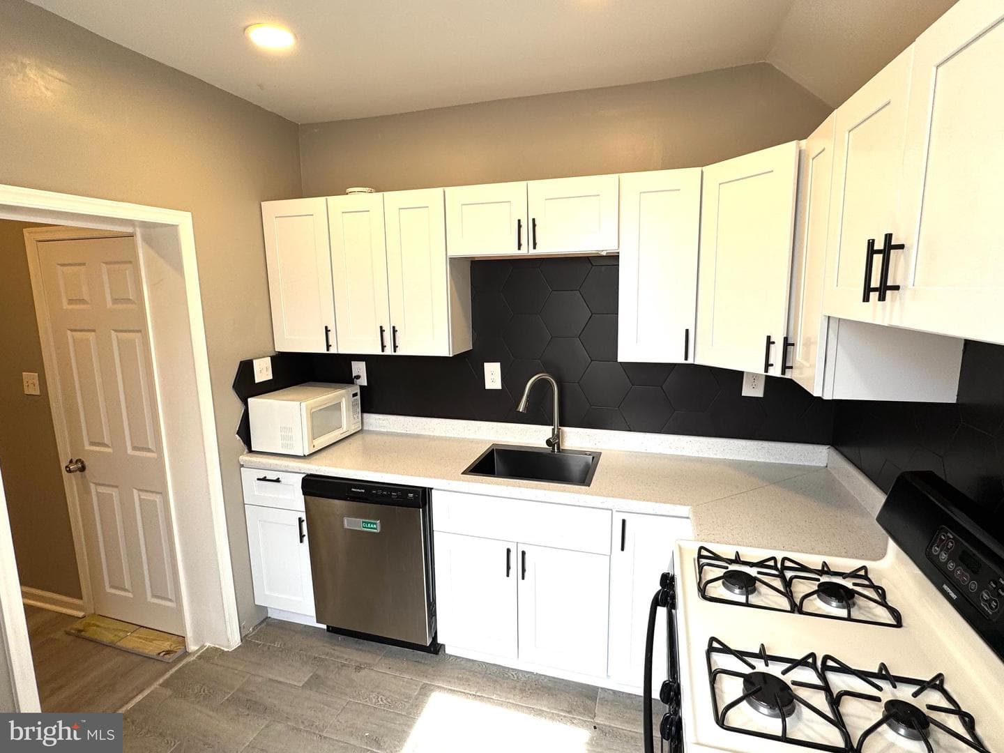 2957 N Sydenham Street photo 5