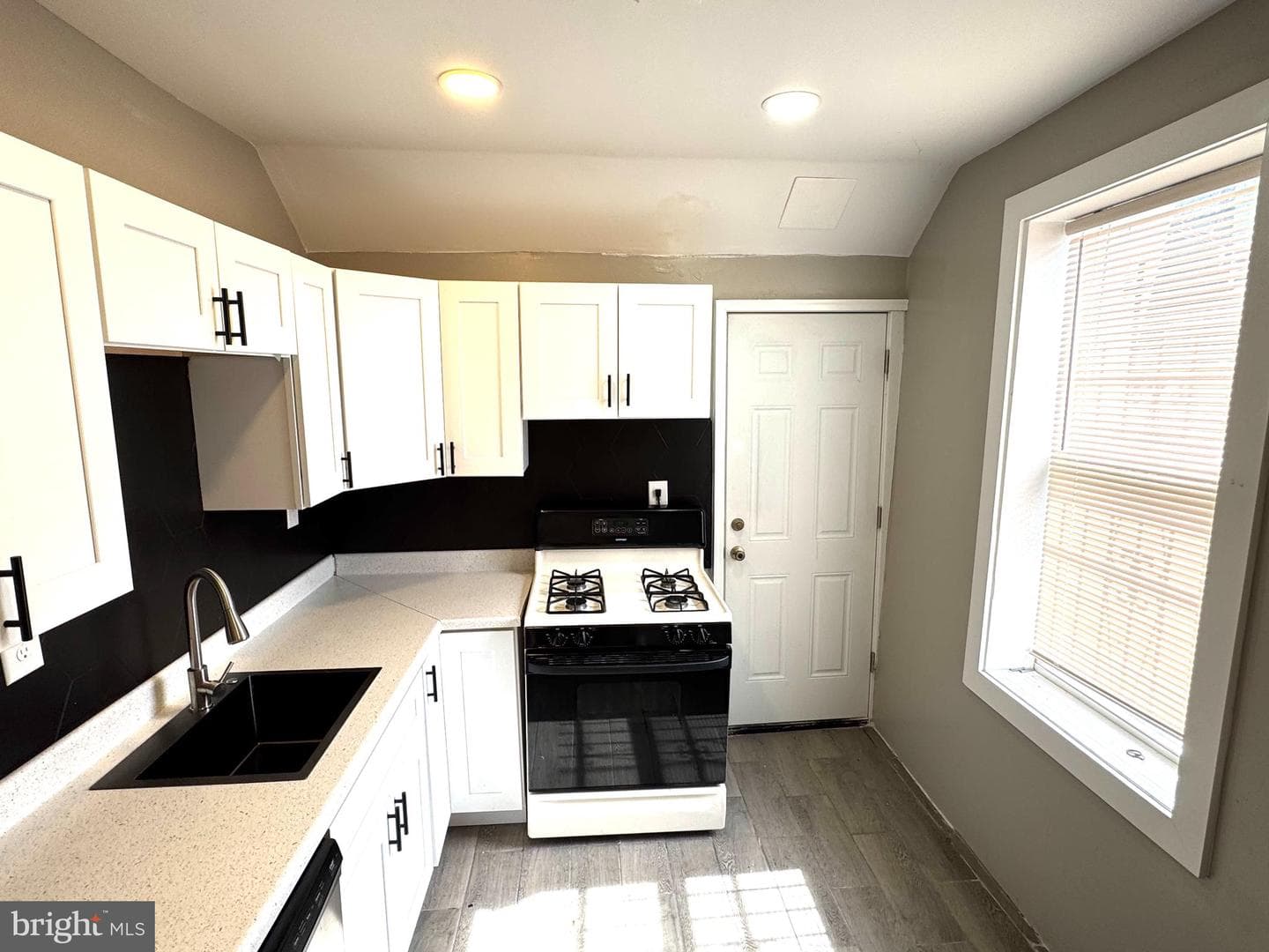 2957 N Sydenham Street photo 6