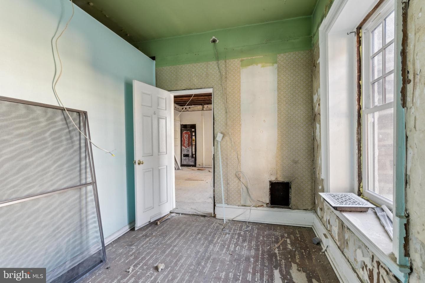329 E Wister Street photo 11