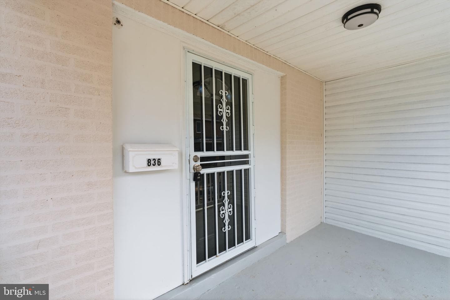 836 E Stafford photo 4