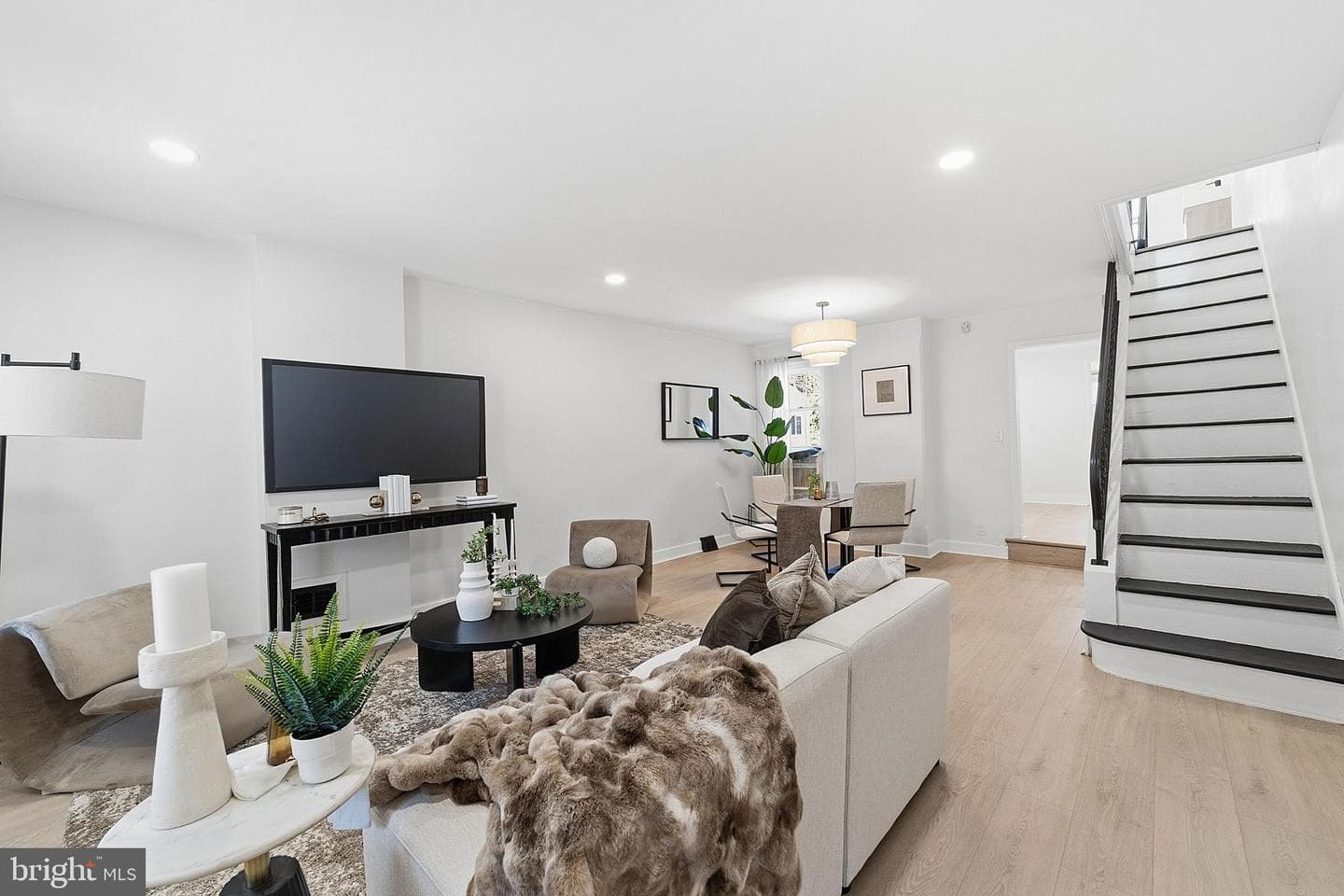 3411 Ainslie Street photo 11