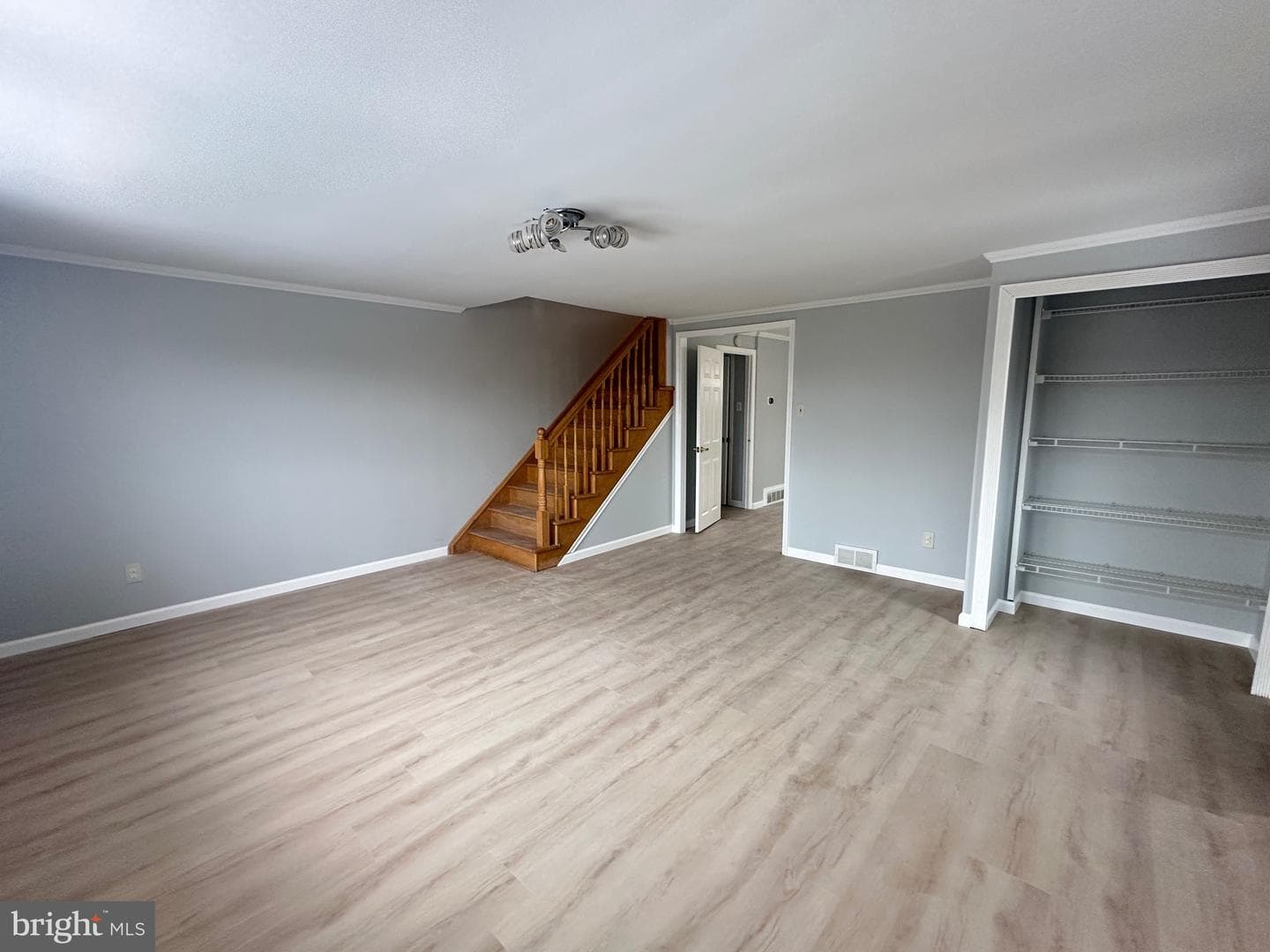 346 Ridgeway Place photo 3