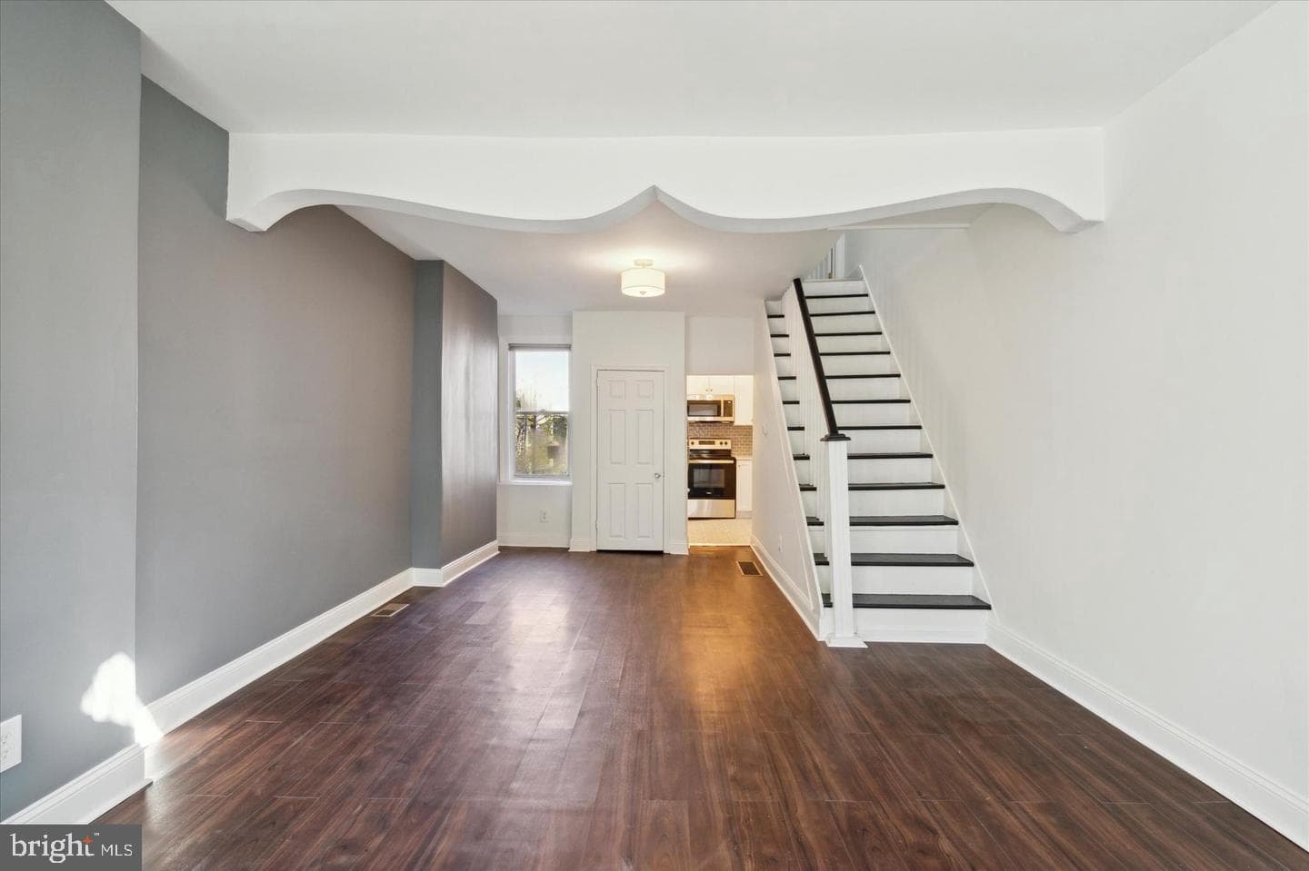 2431 W Seybert Street photo 3