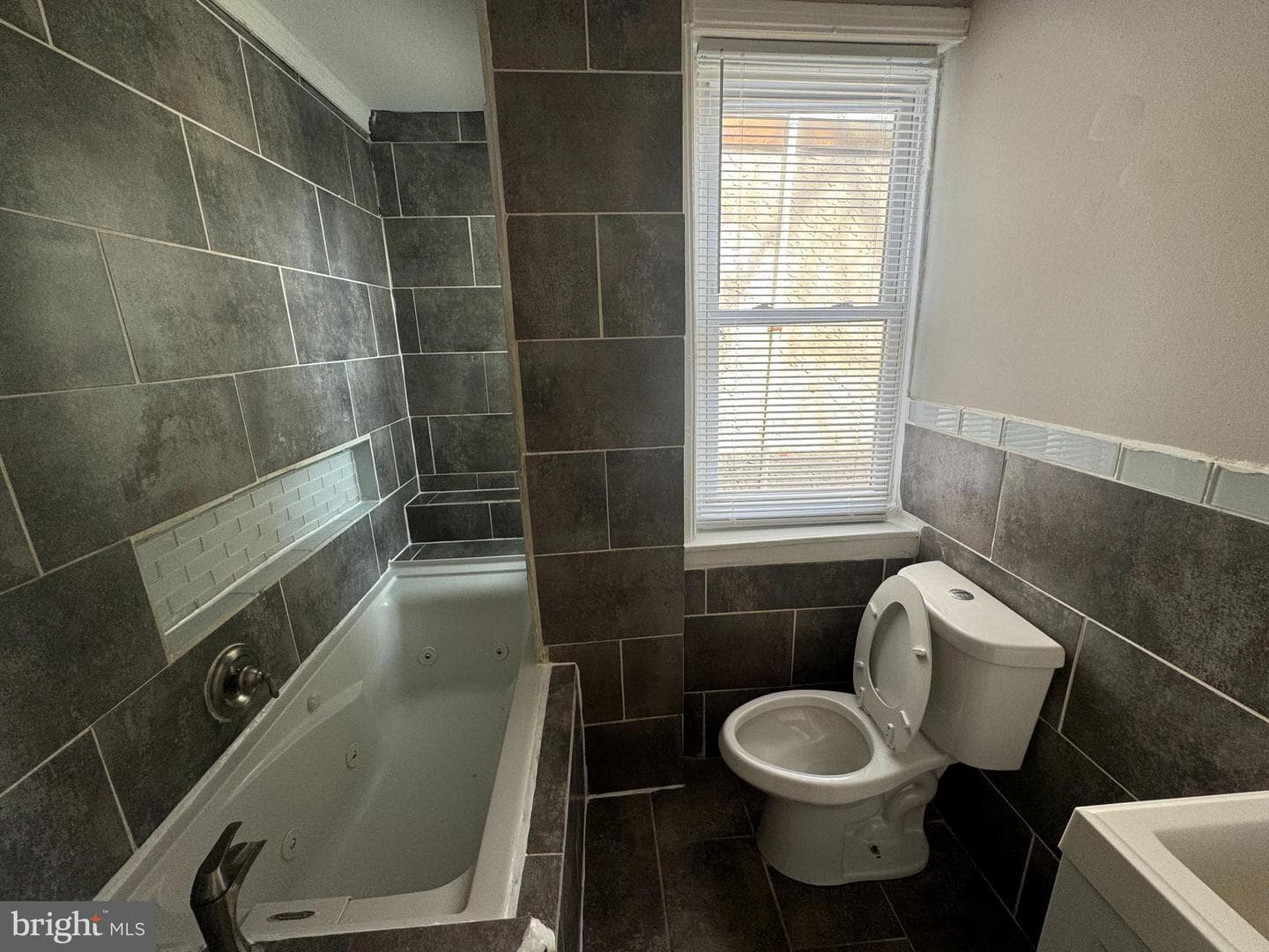 455 N Farson Street photo 3