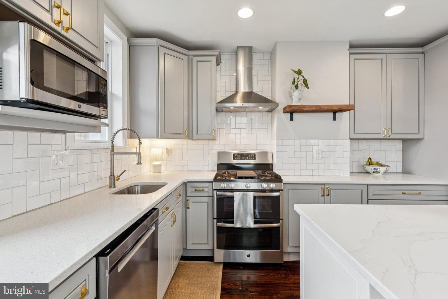 858 E Thompson Street photo 23