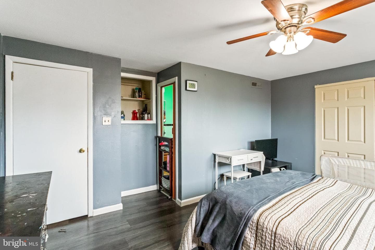 1043 Foster Street photo 17