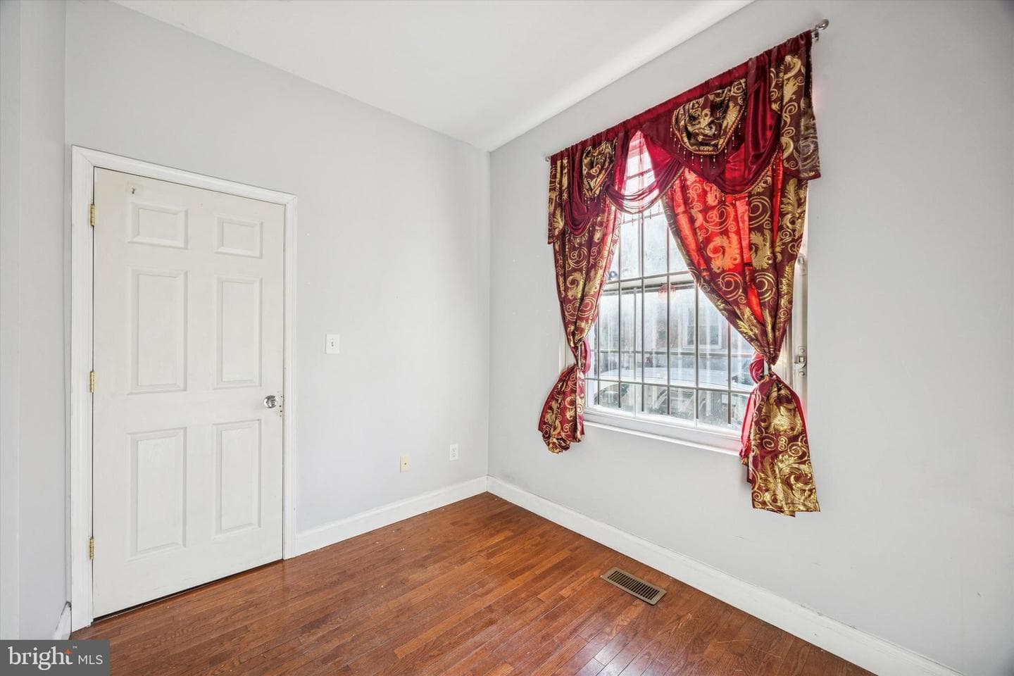 1625 Edgley St photo 3