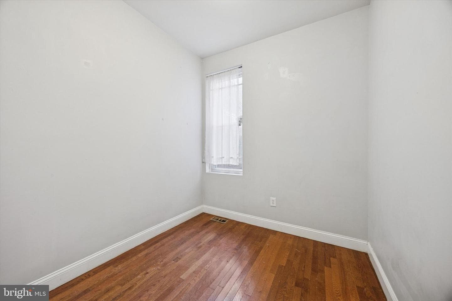 1625 Edgley St photo 4