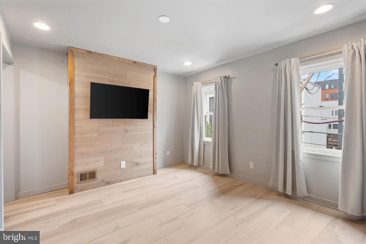 1932 E York Street photo 32