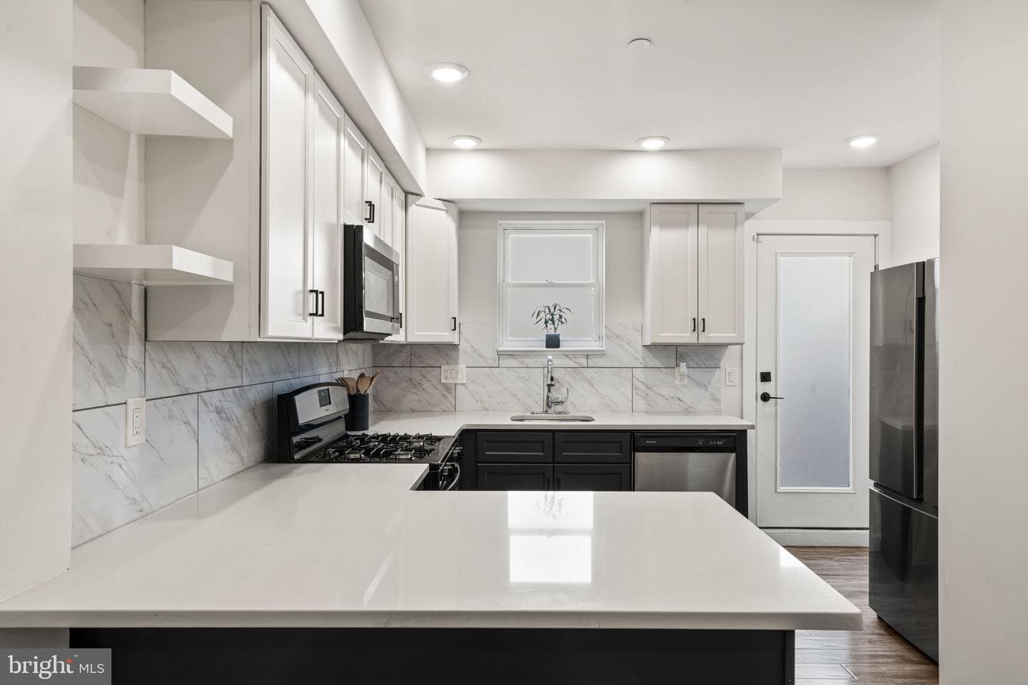 1752 Waterloo Street photo 10