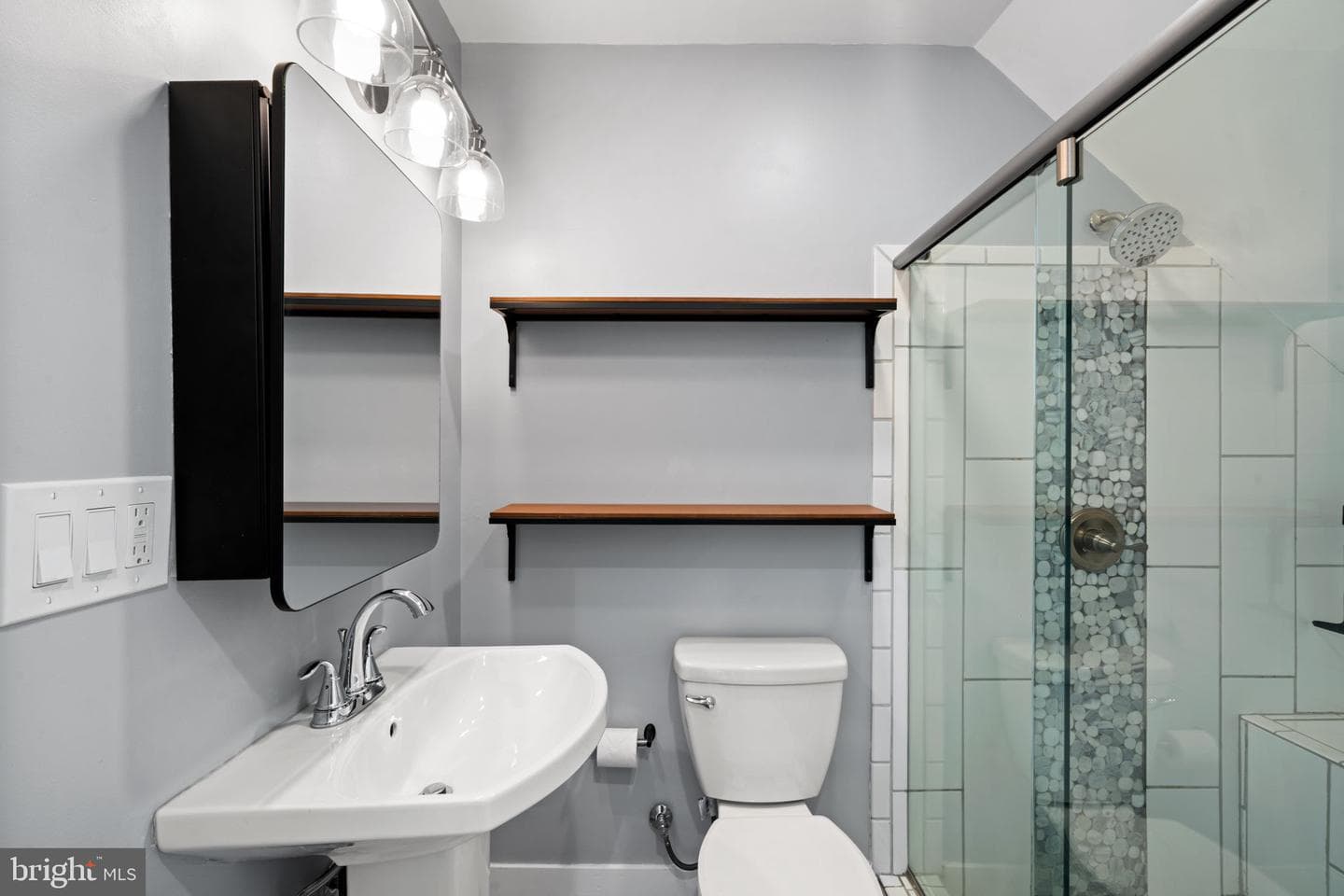 1752 Waterloo Street photo 34