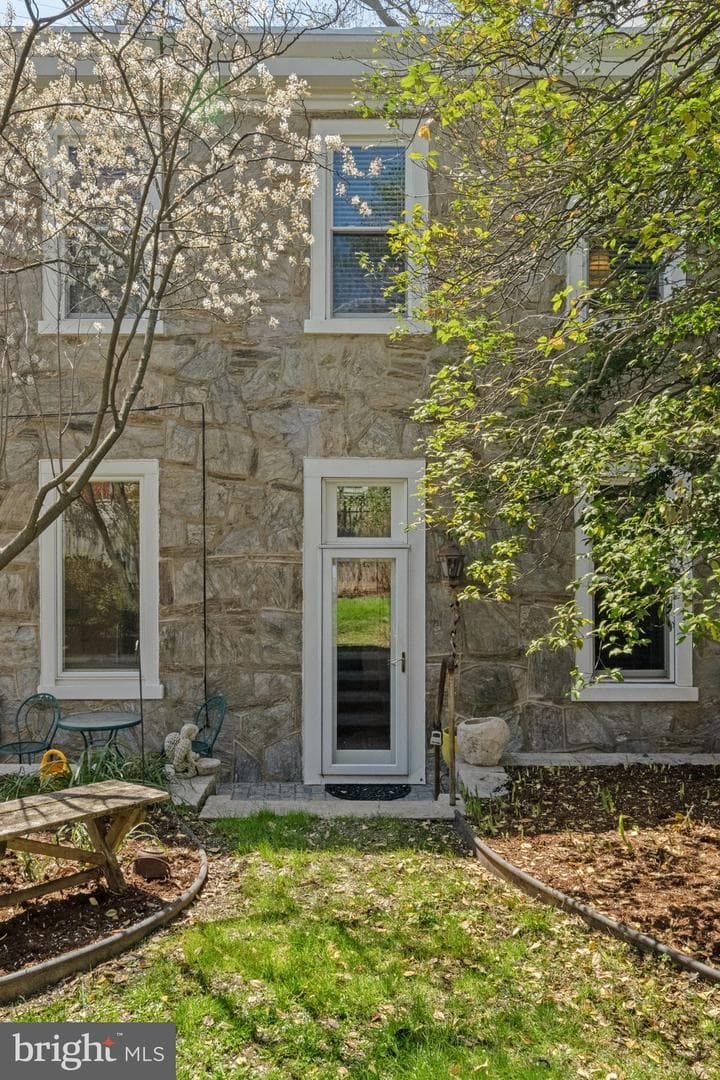 3534 Ainslie Street photo 110