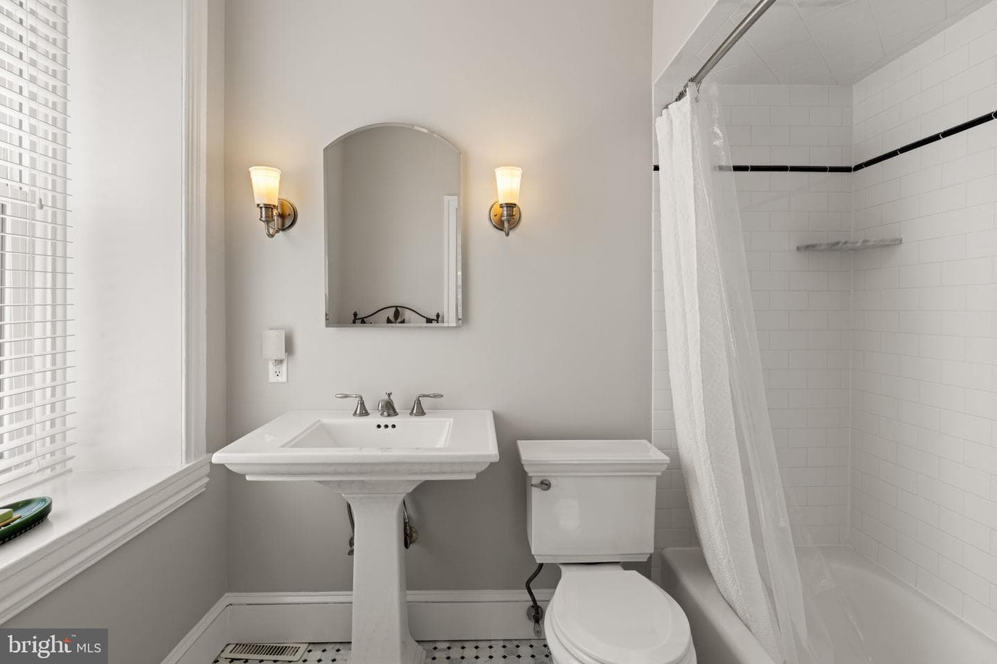 3534 Ainslie Street photo 59