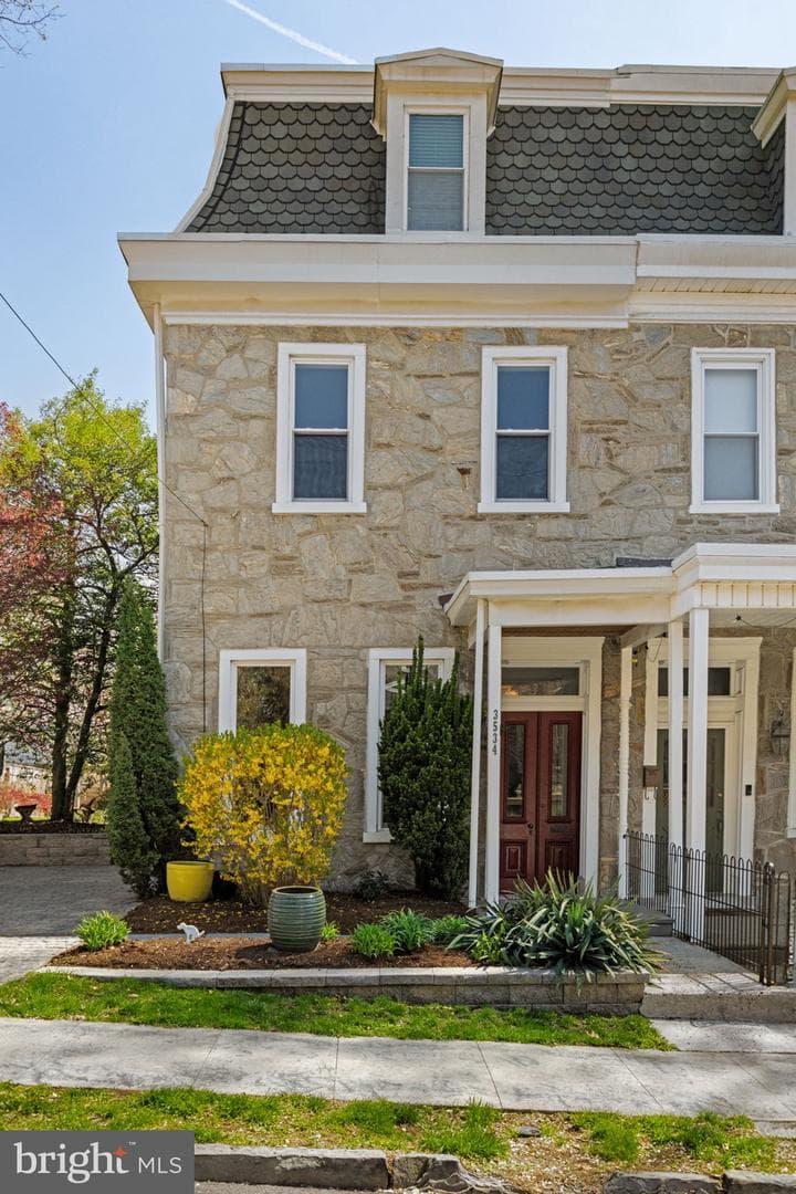 3534 Ainslie Street photo 9