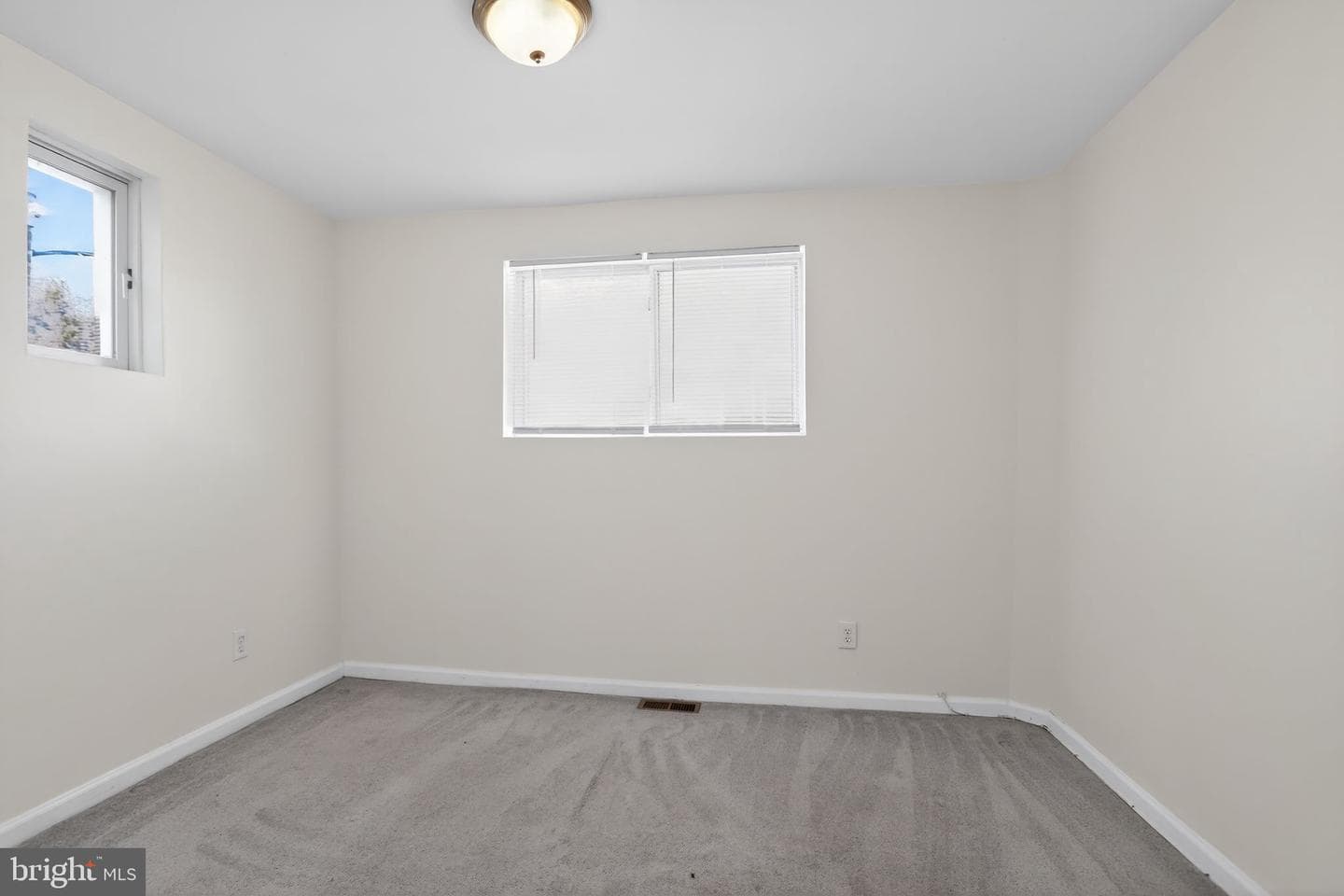 1409 E Weaver Street photo 16