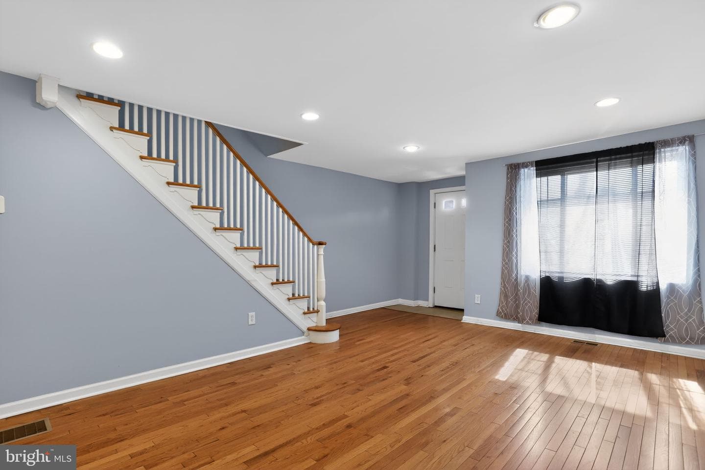 1409 E Weaver Street photo 3