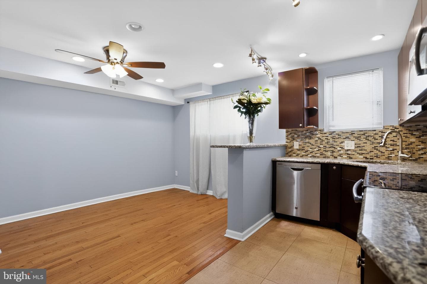 1409 E Weaver Street photo 8