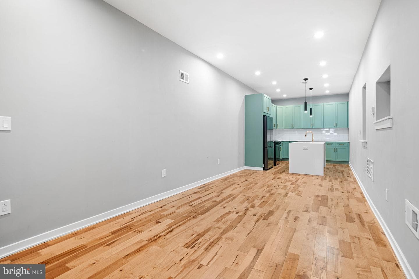 1329 Dickinson Street photo 8