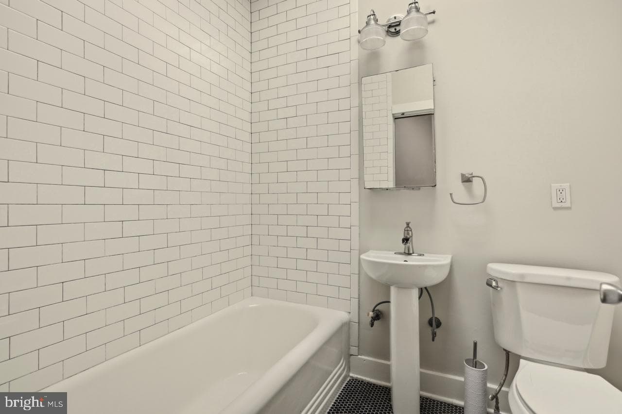 2323 W Cumberland Street photo 24