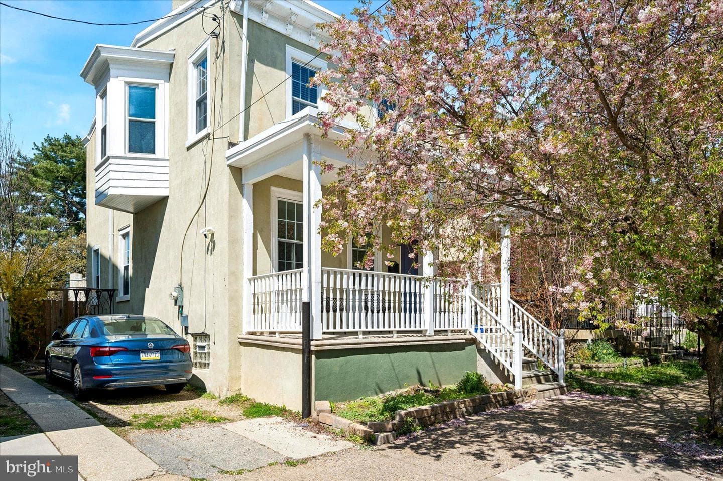 450 Leverington Avenue photo 2